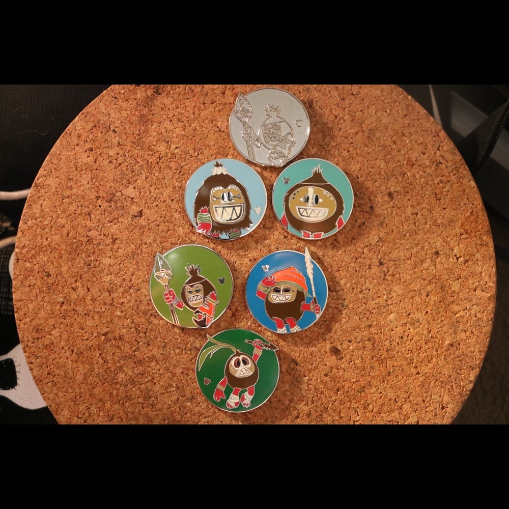 Disneyland pin 2018 hidden Mickey "coconut"